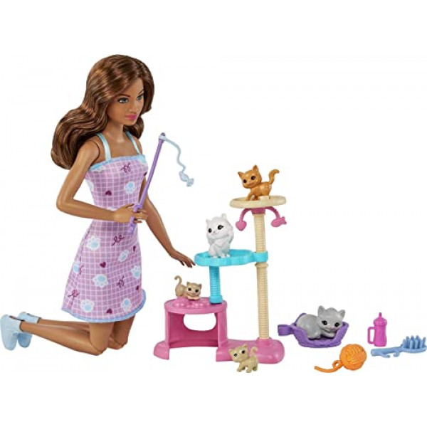 Barbie Kitty Condo Doll & Pets, juego de juguete de árbol para gatos con 5 figuras de gatitos y accesorios, muñeca de moda morena